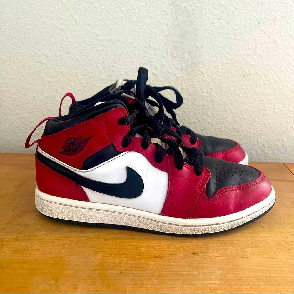 Nike Air Jordan 1 Mid PS Chicago Black Toe Athletic Shoes Size 2Y 640734-069